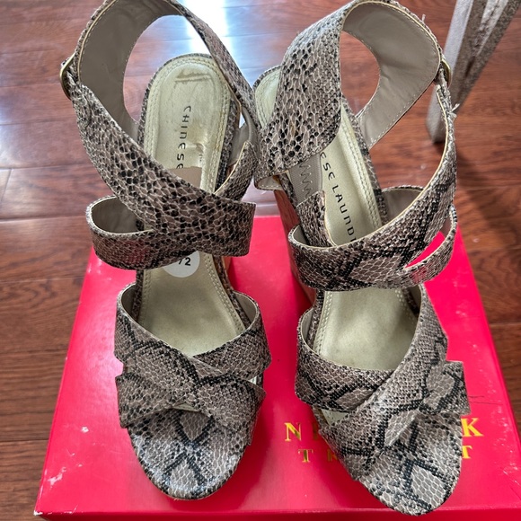 Chinese Laundry snake skin wedge heels - Picture 3 of 12